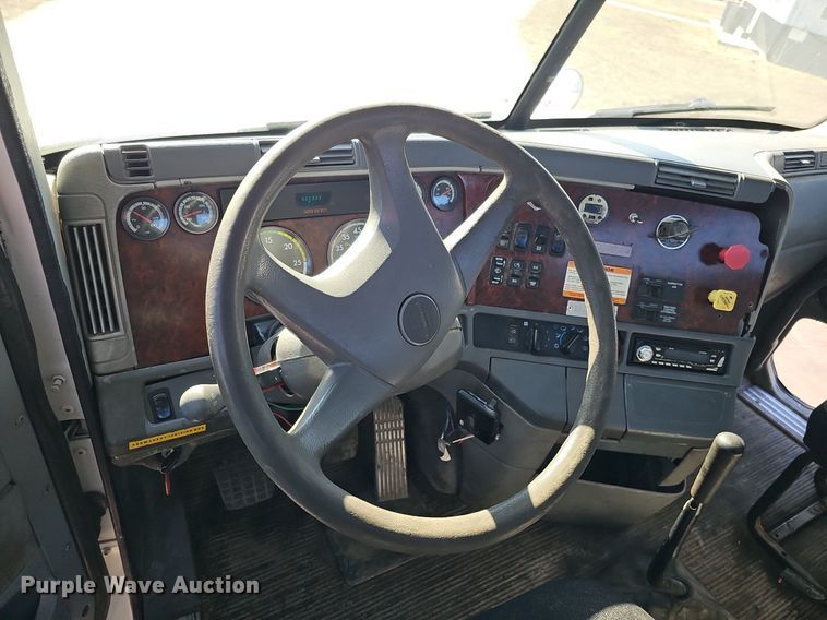 image for item DK0696 2000 Freightliner FLC112 truck cab and chassis