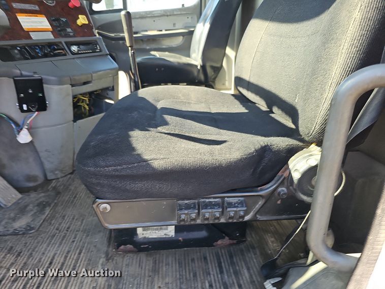 image for item DK0696 2000 Freightliner FLC112 truck cab and chassis