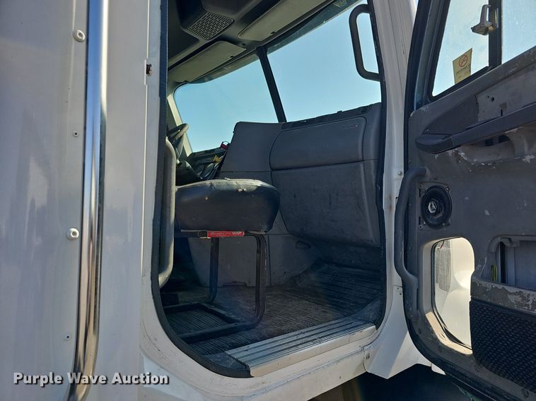 image for item DK0696 2000 Freightliner FLC112 truck cab and chassis