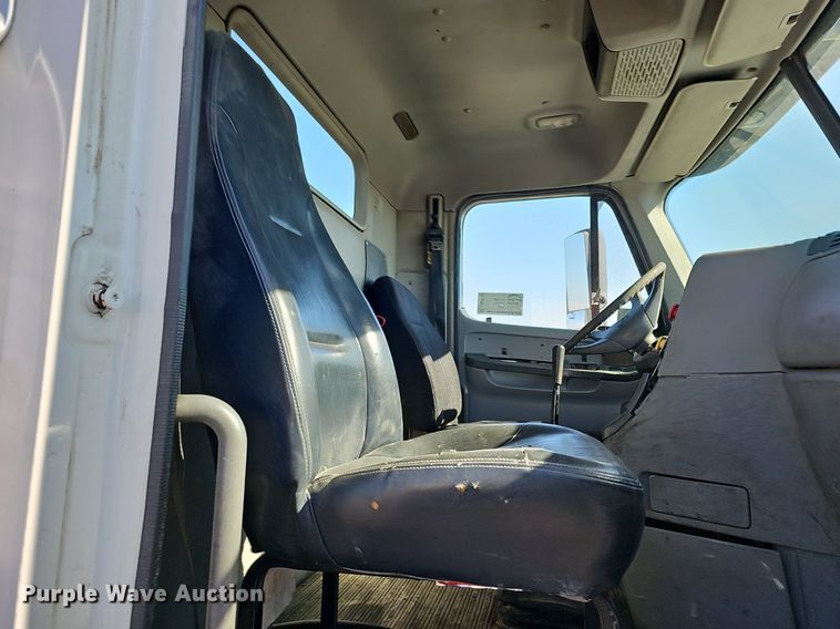 image for item DK0696 2000 Freightliner FLC112 truck cab and chassis