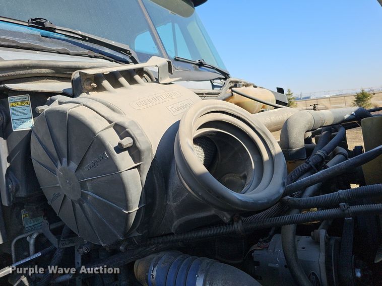 image for item DK0696 2000 Freightliner FLC112 truck cab and chassis