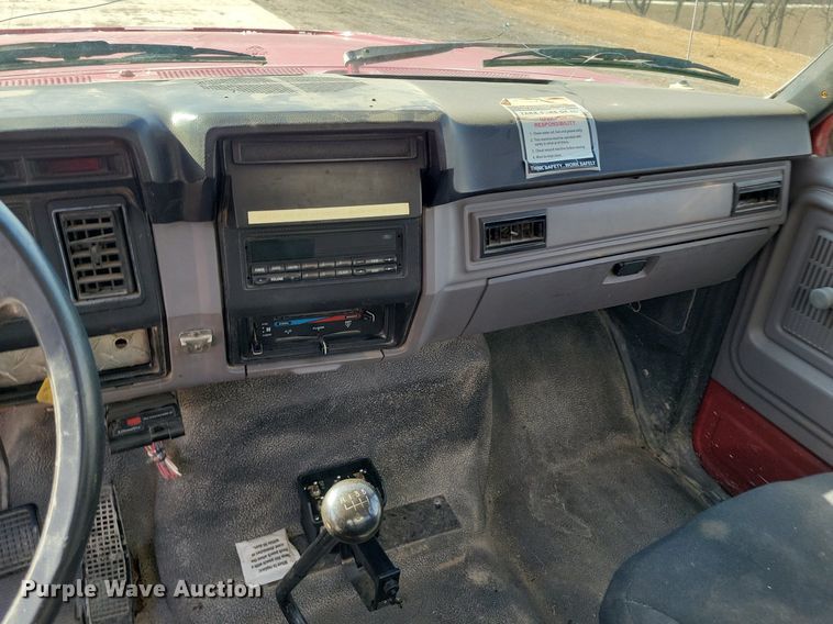 image for item DK4200 1996 Ford F800 utility / service truck