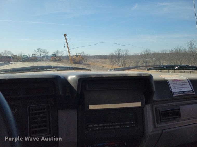 image for item DK4200 1996 Ford F800 utility / service truck