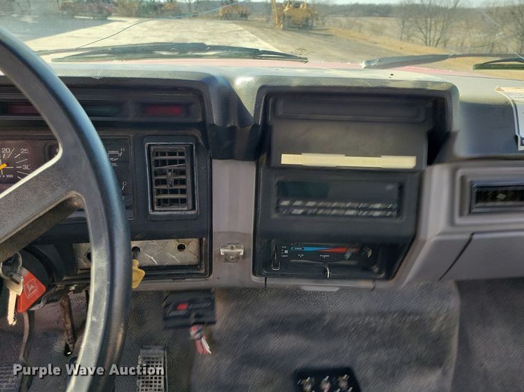 image for item DK4200 1996 Ford F800 utility / service truck