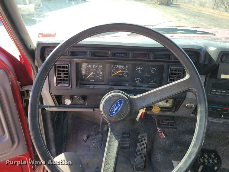 image for item DK4200 1996 Ford F800 utility / service truck