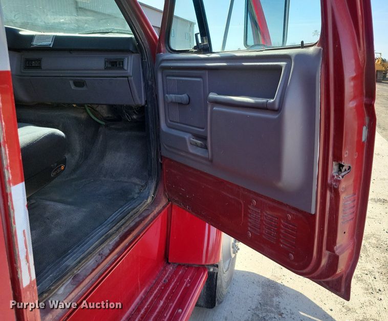 image for item DK4200 1996 Ford F800 utility / service truck