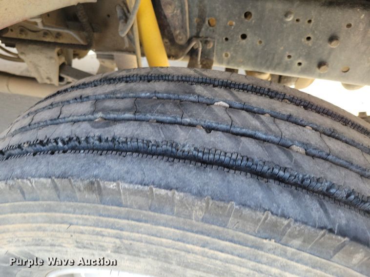 image for item DK4200 1996 Ford F800 utility / service truck