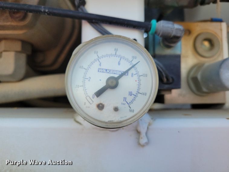 image for item DK4200 1996 Ford F800 utility / service truck