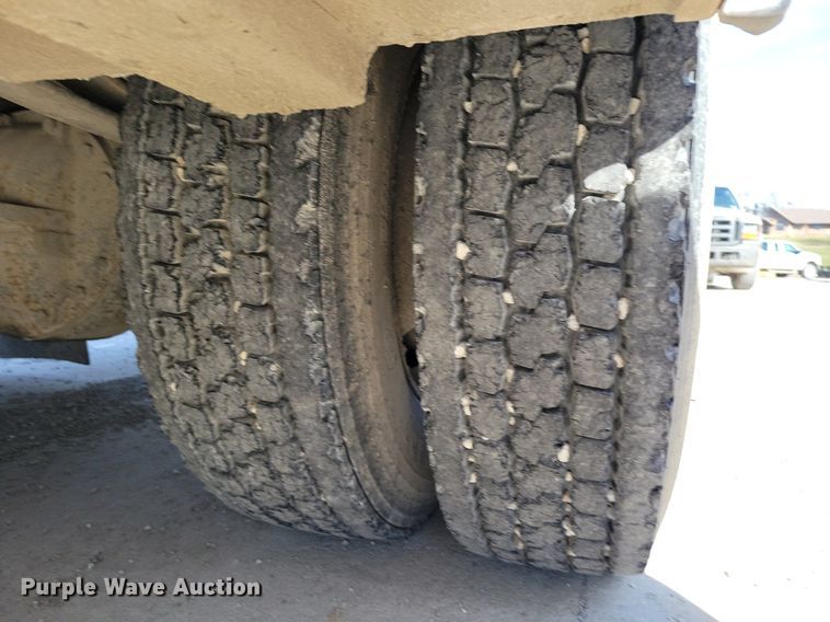 image for item DK4200 1996 Ford F800 utility / service truck