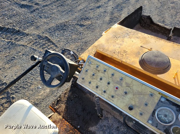 image for item DK4224 2004 LeeBoy L8816T paver