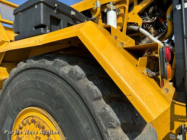 image for item DL4402 2014 Caterpillar 627K conventional scraper 