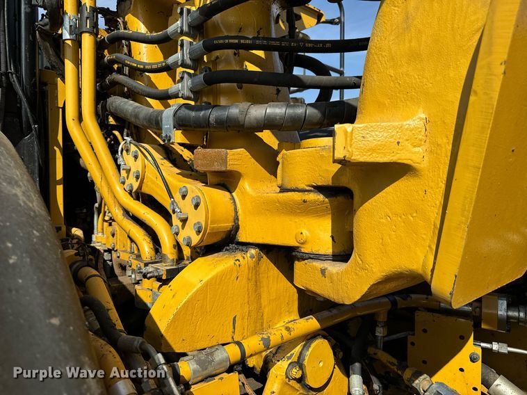 image for item DL4402 2014 Caterpillar 627K conventional scraper 