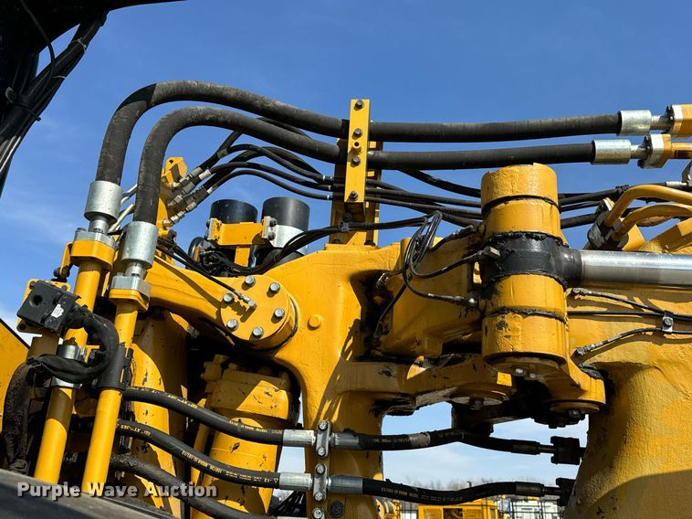 image for item DL4402 2014 Caterpillar 627K conventional scraper 