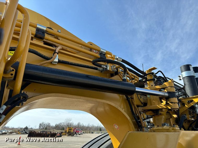 image for item DL4402 2014 Caterpillar 627K conventional scraper 