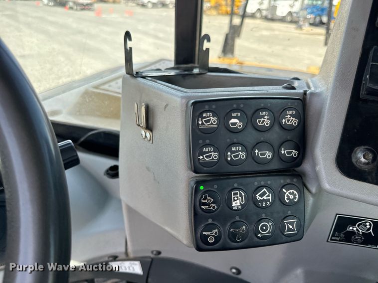 image for item DL4402 2014 Caterpillar 627K conventional scraper 