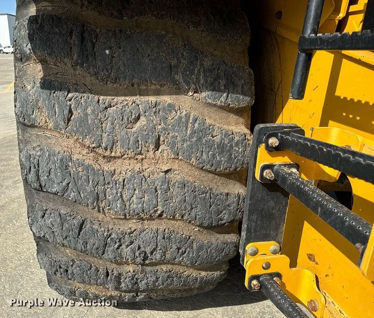 image for item DL4402 2014 Caterpillar 627K conventional scraper 