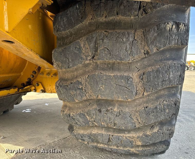 image for item DL4402 2014 Caterpillar 627K conventional scraper 