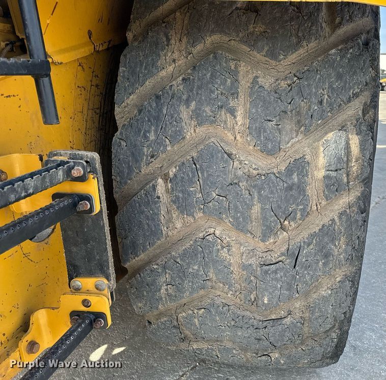 image for item DL4402 2014 Caterpillar 627K conventional scraper 