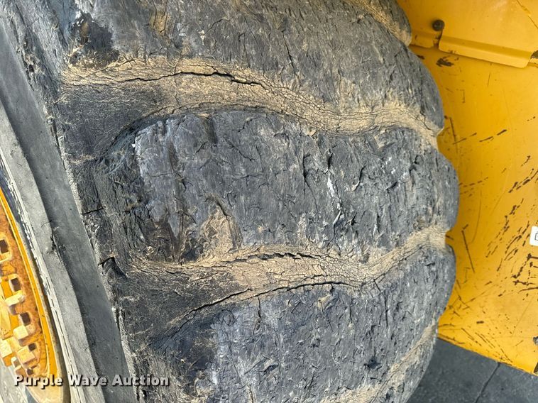 image for item DL4403 2014 Caterpillar 627K conventional scraper 