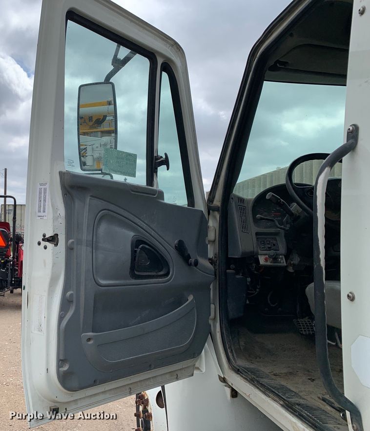 image for item DM7776 2007 International 4300 bucket truck