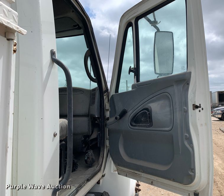 image for item DM7776 2007 International 4300 bucket truck