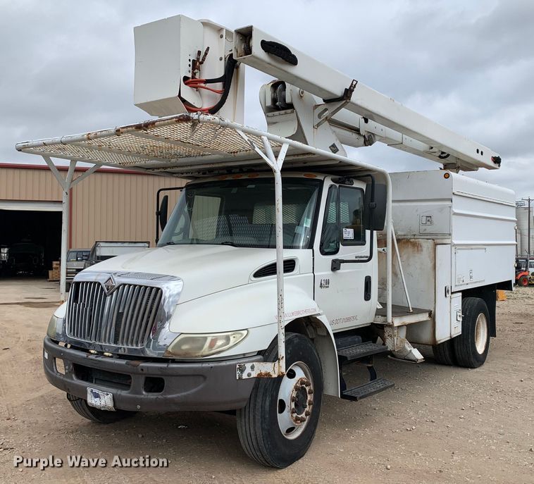 image for item DM7777 2003 International 4200 forestry bucket truck