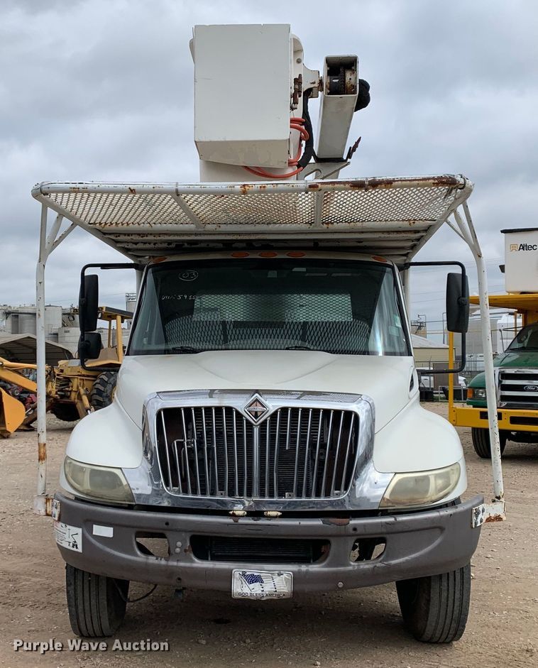 image for item DM7777 2003 International 4200 forestry bucket truck