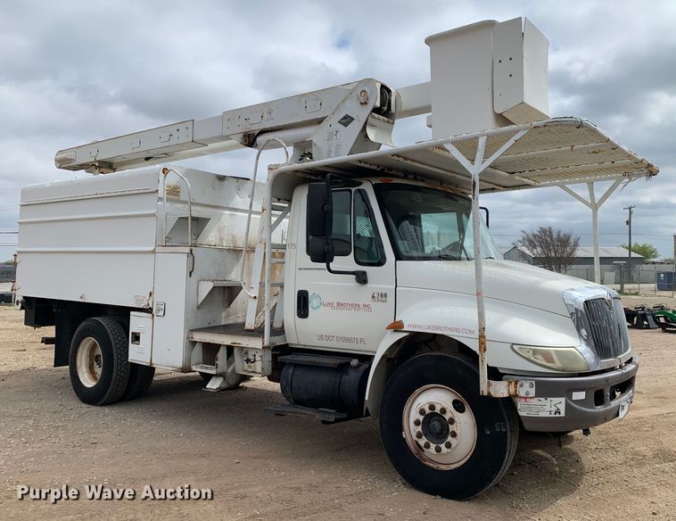 image for item DM7777 2003 International 4200 forestry bucket truck