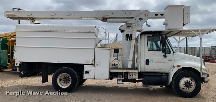 image for item DM7777 2003 International 4200 forestry bucket truck