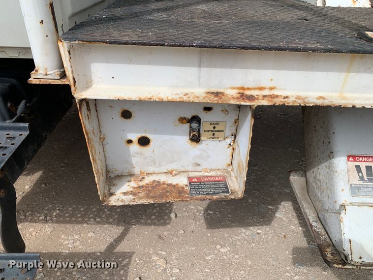 image for item DM7777 2003 International 4200 forestry bucket truck