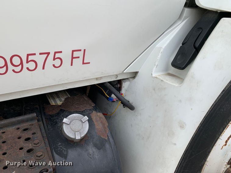 image for item DM7777 2003 International 4200 forestry bucket truck