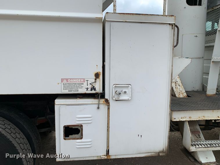 image for item DM7777 2003 International 4200 forestry bucket truck