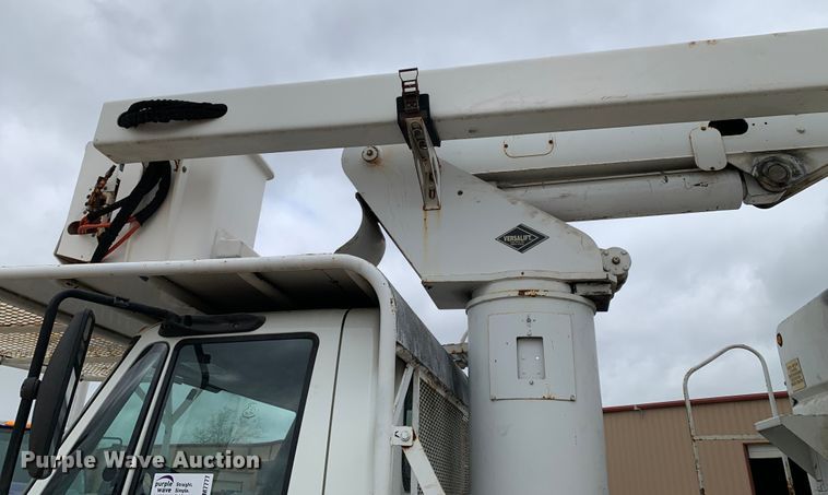 image for item DM7777 2003 International 4200 forestry bucket truck
