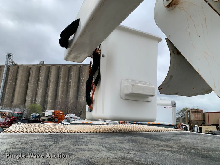 image for item DM7777 2003 International 4200 forestry bucket truck