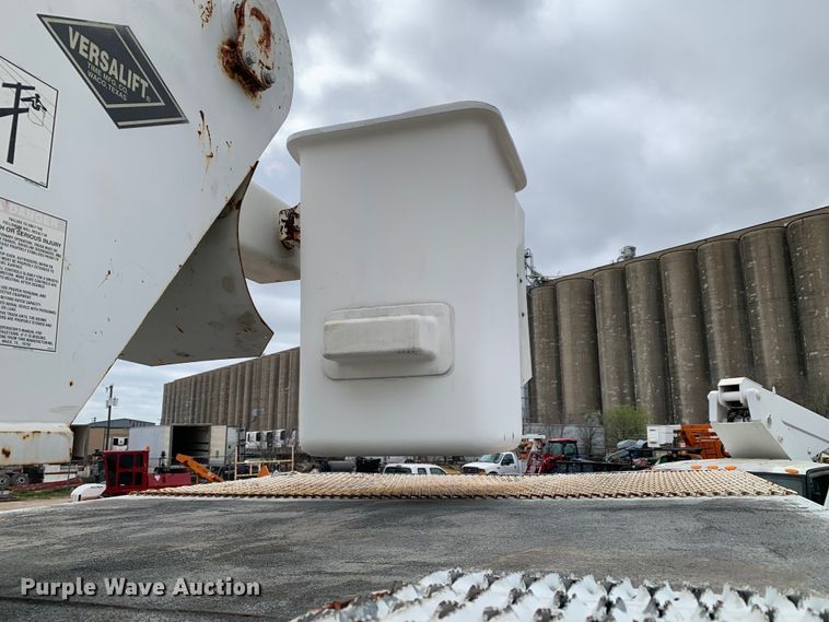 image for item DM7777 2003 International 4200 forestry bucket truck