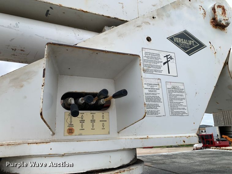 image for item DM7777 2003 International 4200 forestry bucket truck