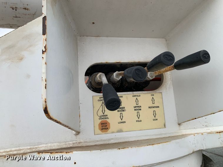 image for item DM7777 2003 International 4200 forestry bucket truck