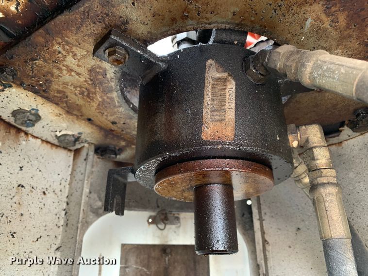 image for item DM7777 2003 International 4200 forestry bucket truck