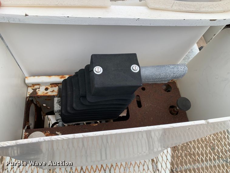 image for item DM7777 2003 International 4200 forestry bucket truck