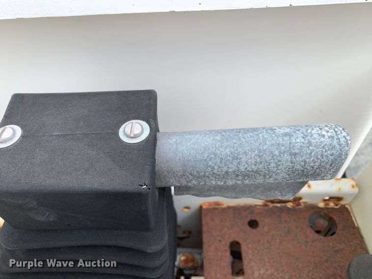 image for item DM7777 2003 International 4200 forestry bucket truck