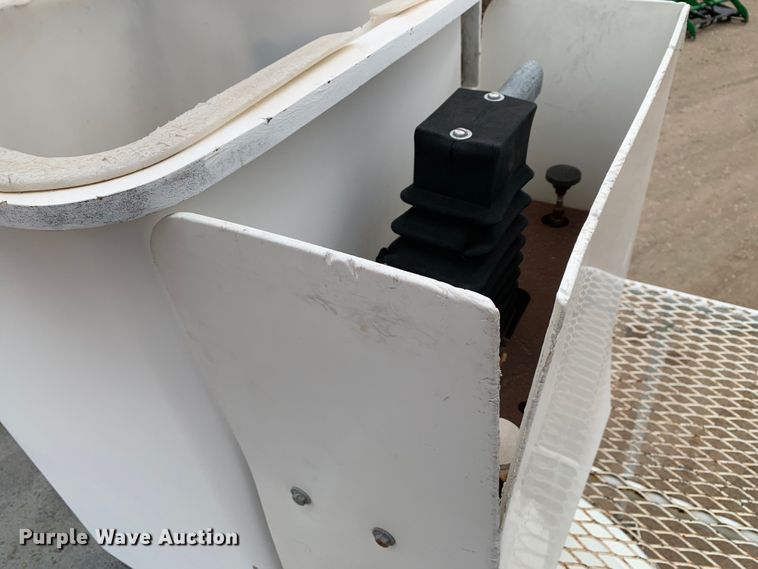 image for item DM7777 2003 International 4200 forestry bucket truck