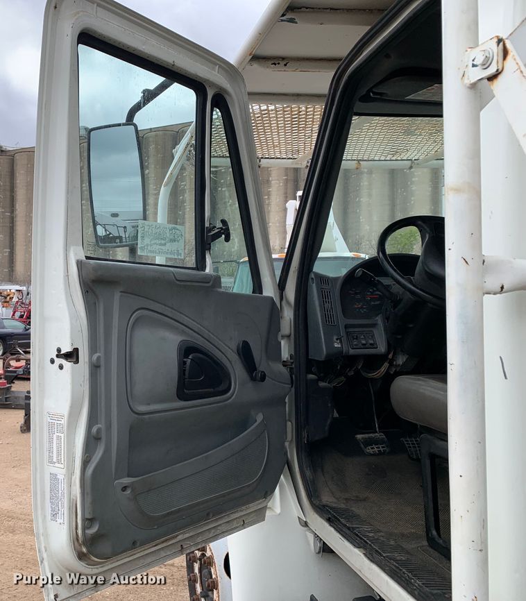 image for item DM7777 2003 International 4200 forestry bucket truck