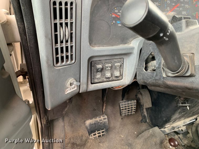 image for item DM7777 2003 International 4200 forestry bucket truck