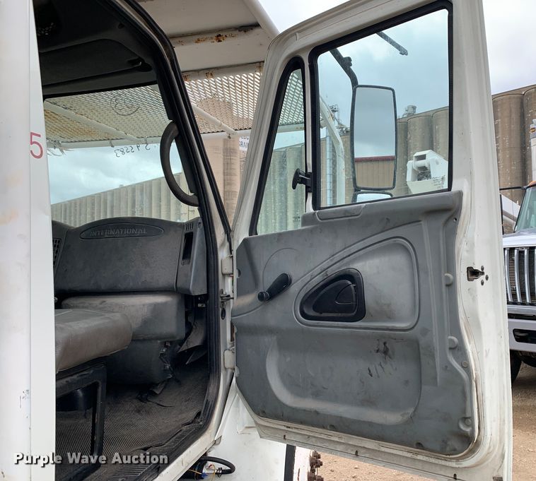 image for item DM7777 2003 International 4200 forestry bucket truck