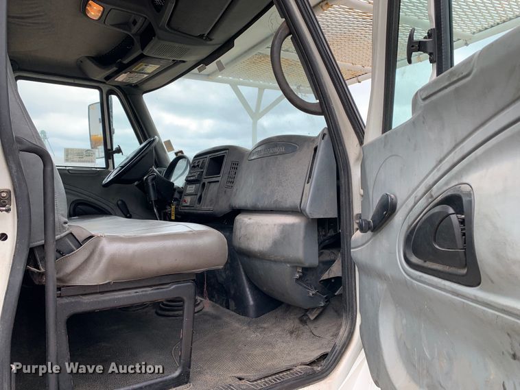 image for item DM7777 2003 International 4200 forestry bucket truck