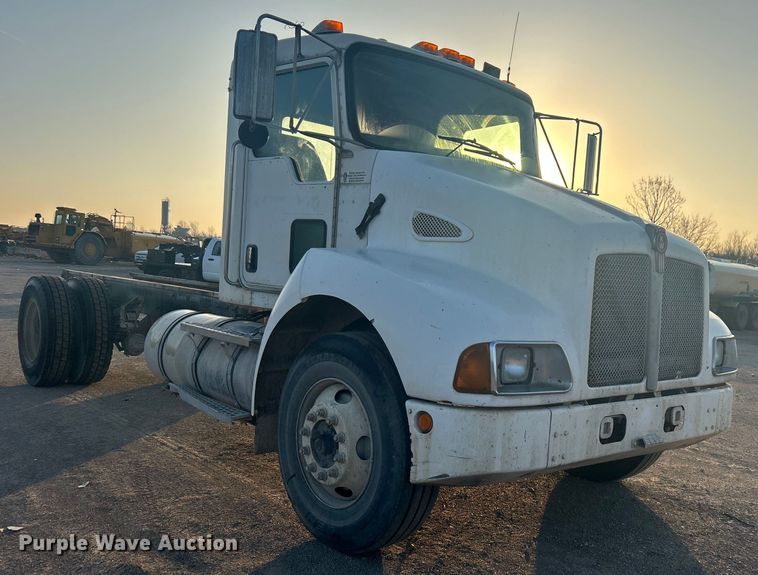 image for item DO1007 2005 Kenworth T300 truck cab and chassis