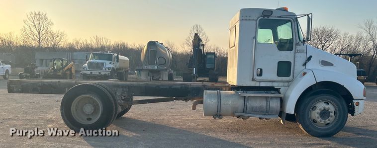 image for item DO1007 2005 Kenworth T300 truck cab and chassis