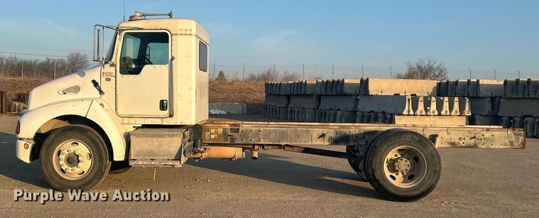 image for item DO1007 2005 Kenworth T300 truck cab and chassis