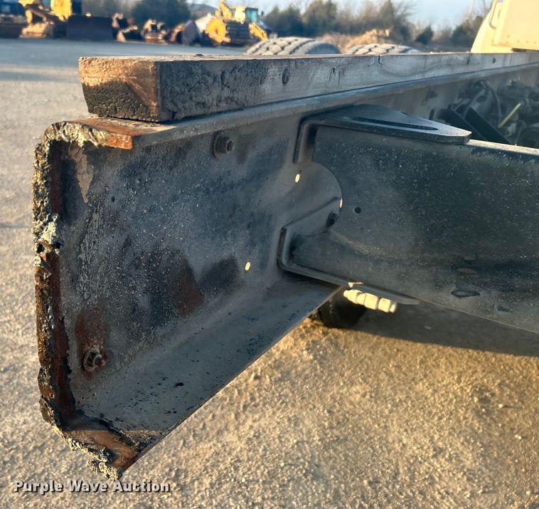 image for item DO1007 2005 Kenworth T300 truck cab and chassis