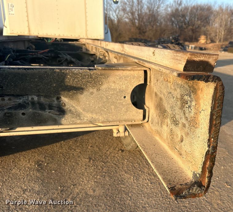 image for item DO1007 2005 Kenworth T300 truck cab and chassis